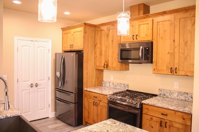 237 Willow Way, Talent, OR 97540