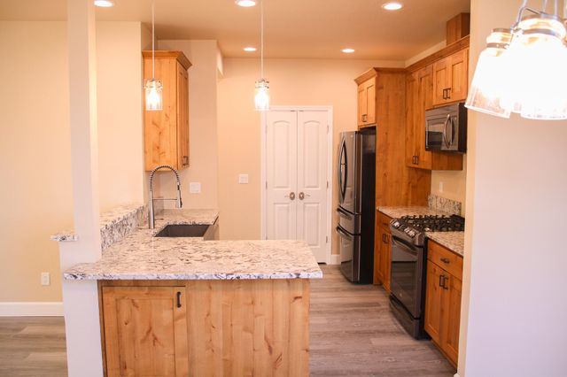 237 Willow Way, Talent, OR 97540