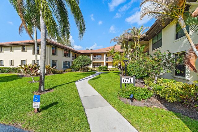 671 SW South River Drive 105, Stuart, FL 34997