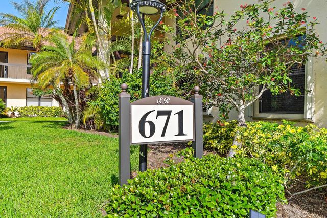 671 SW South River Drive 105, Stuart, FL 34997
