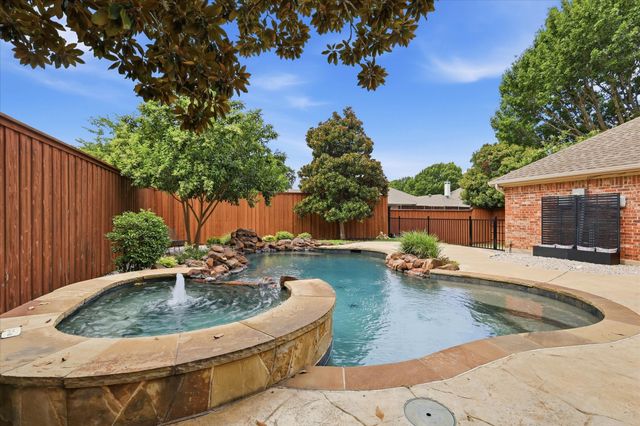 2526 Fallview Lane, Carrollton, TX 75007