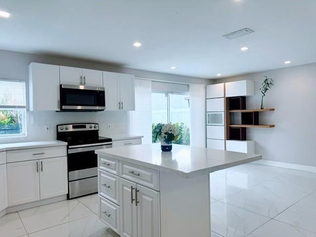 621 Lakeshore Terrace, Davie, FL 33325