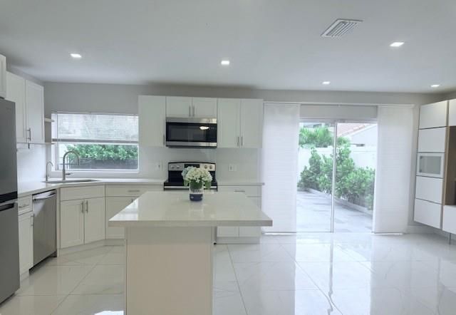 621 Lakeshore Terrace, Davie, FL 33325