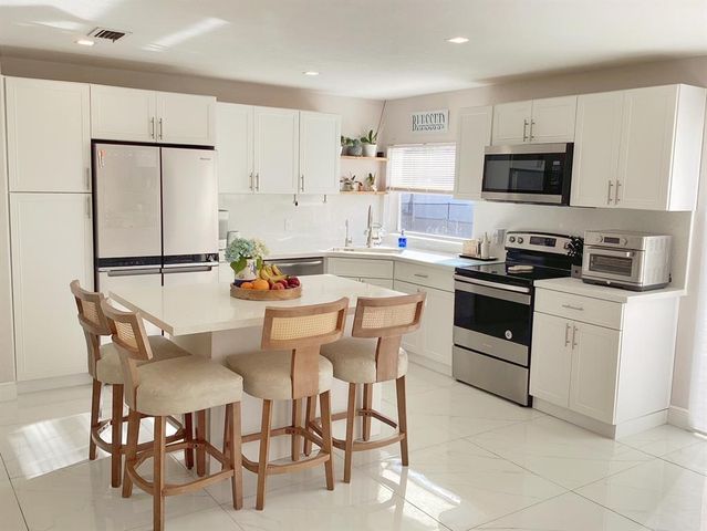 621 Lakeshore Terrace, Davie, FL 33325