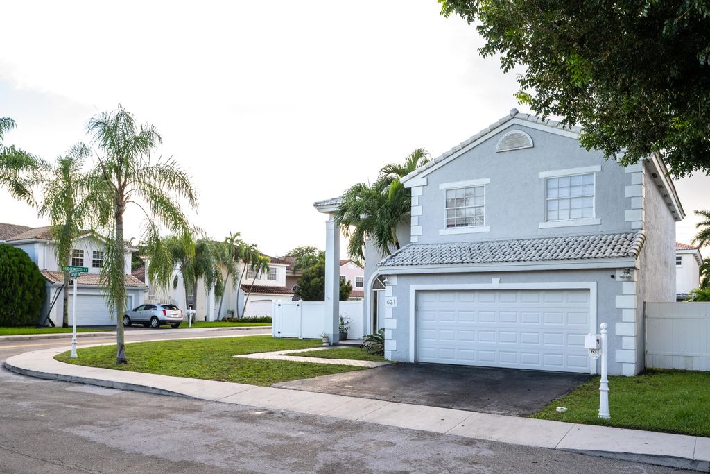 621 Lakeshore Terrace, Davie, FL 33325