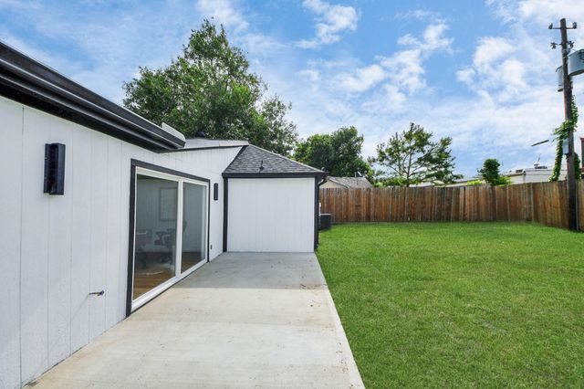 6249 Locke Lane, Houston, TX 77057