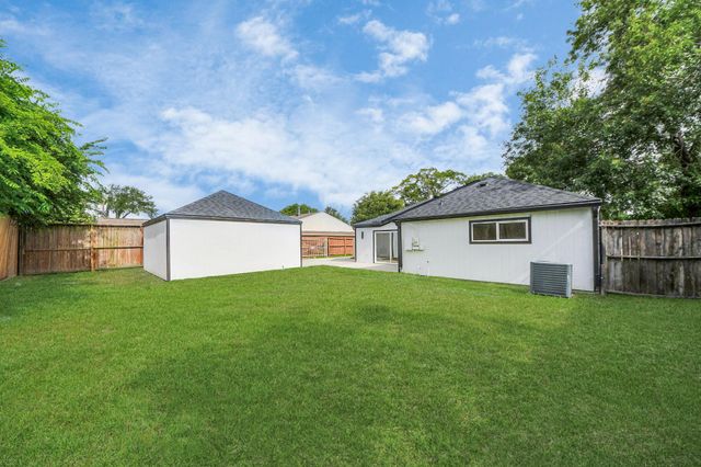 6249 Locke Lane, Houston, TX 77057