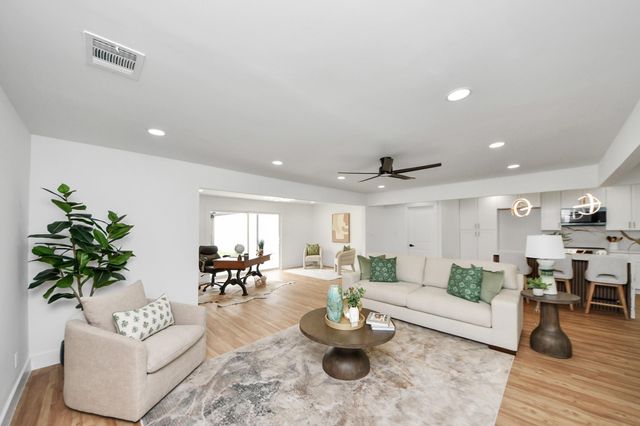 6249 Locke Lane, Houston, TX 77057