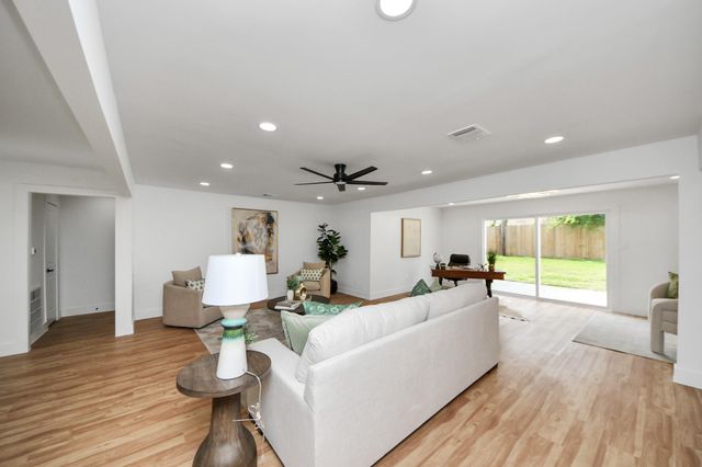 6249 Locke Lane, Houston, TX 77057