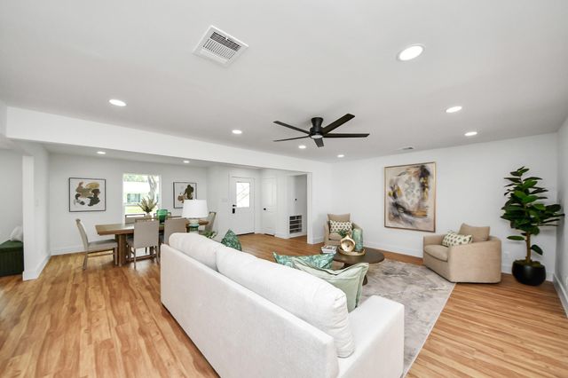 6249 Locke Lane, Houston, TX 77057