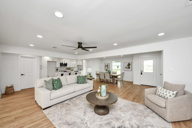 6249 Locke Lane, Houston, TX 77057