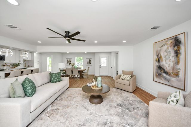 6249 Locke Lane, Houston, TX 77057