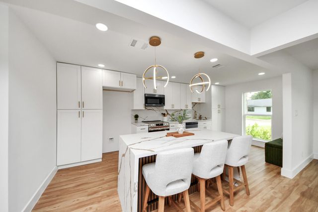 6249 Locke Lane, Houston, TX 77057