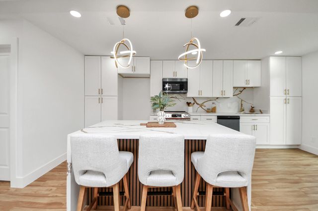 6249 Locke Lane, Houston, TX 77057