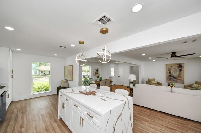 6249 Locke Lane, Houston, TX 77057