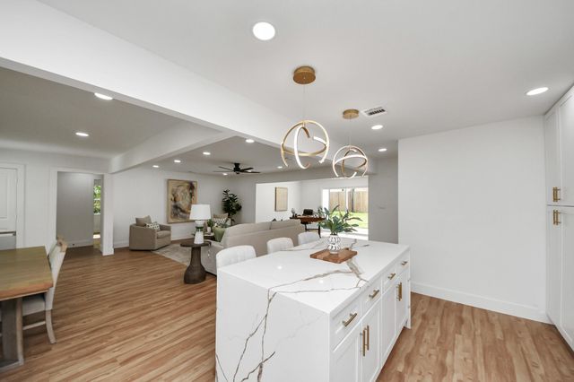 6249 Locke Lane, Houston, TX 77057