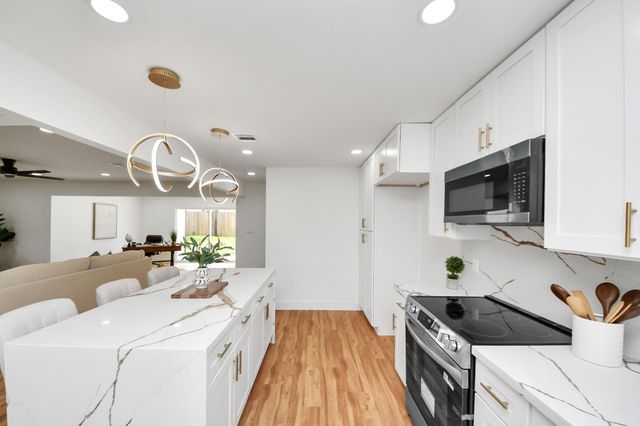 6249 Locke Lane, Houston, TX 77057