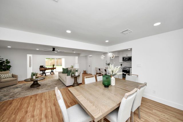 6249 Locke Lane, Houston, TX 77057