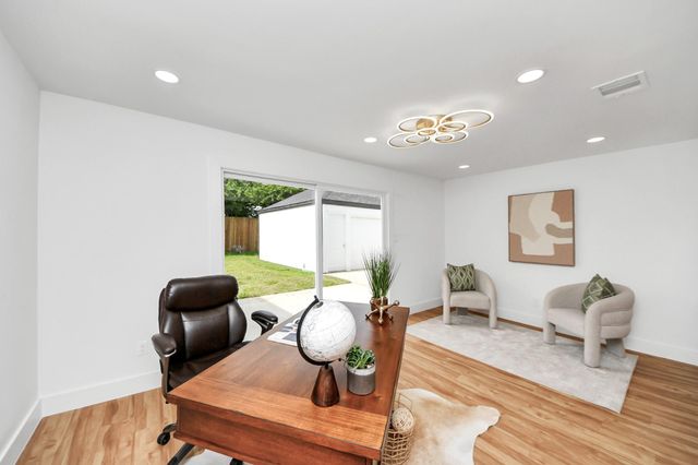 6249 Locke Lane, Houston, TX 77057