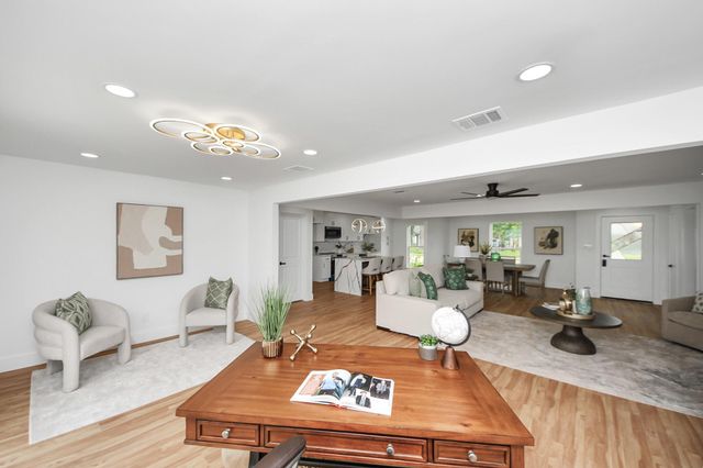 6249 Locke Lane, Houston, TX 77057