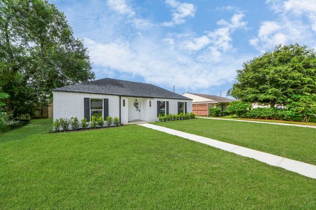 6249 Locke Lane, Houston, TX 77057