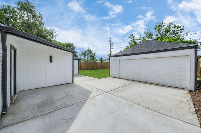 6249 Locke Lane, Houston, TX 77057