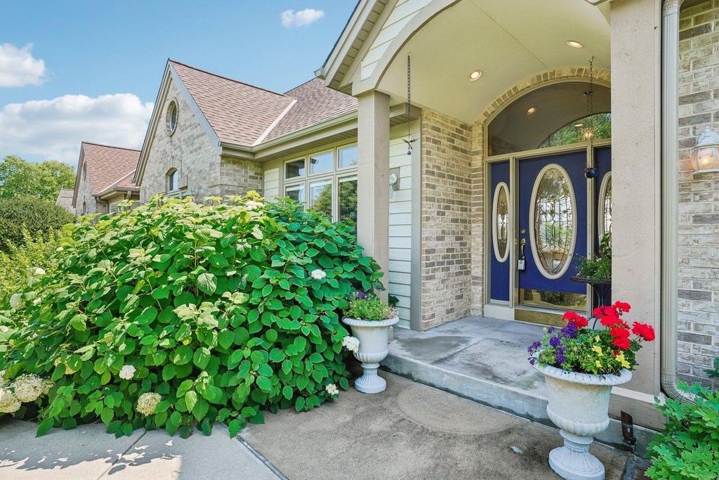 9201 W Kensington WAY, Franklin, WI 53132