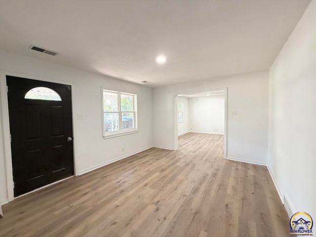 210 SW Sanneman DR, Topeka, KS 66609