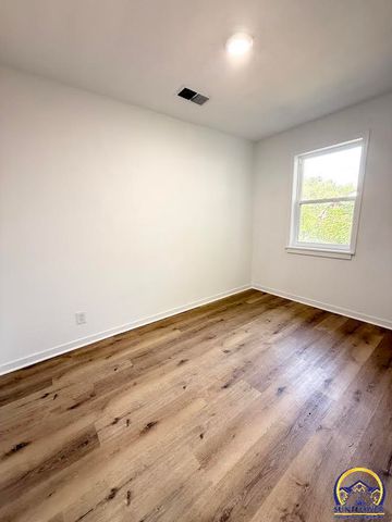 210 SW Sanneman DR, Topeka, KS 66609