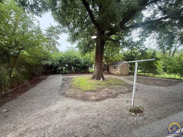 210 SW Sanneman DR, Topeka, KS 66609