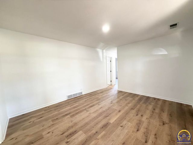 210 SW Sanneman DR, Topeka, KS 66609
