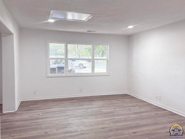 210 SW Sanneman DR, Topeka, KS 66609