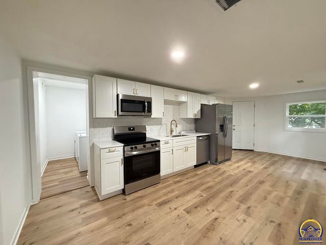 210 SW Sanneman DR, Topeka, KS 66609