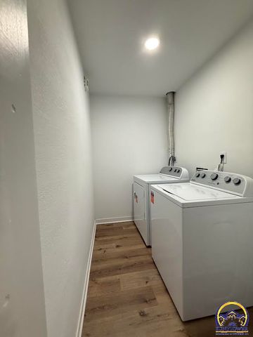 210 SW Sanneman DR, Topeka, KS 66609