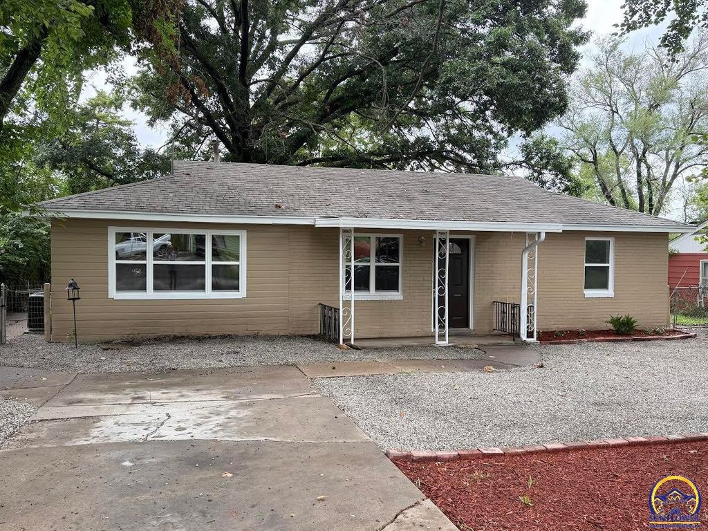 210 SW Sanneman DR, Topeka, KS 66609