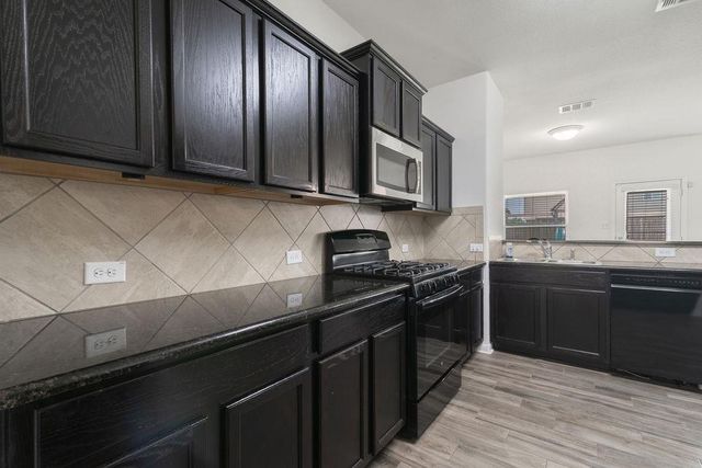 112 Hawkins CT, Hutto, TX 78634