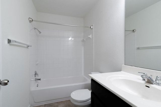 112 Hawkins CT, Hutto, TX 78634