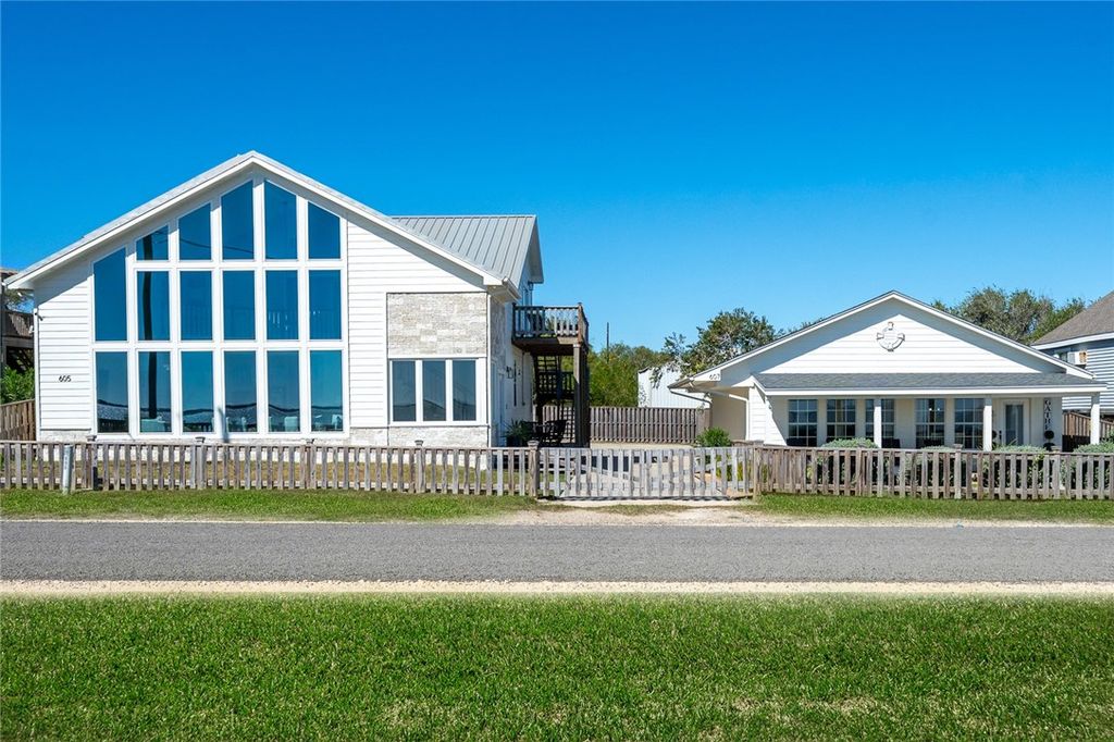 605 & 607 Copano Bay Dr, Bayside, TX 78340