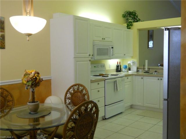 500 Robin Hood CIR 202, Naples, FL 34104