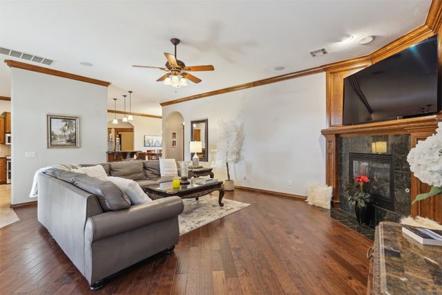 2825 Busheywood Drive, Yukon, OK 73099