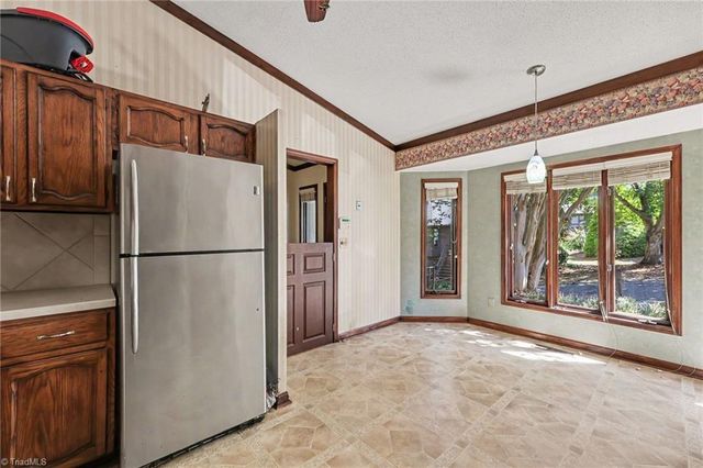 204 Ridgelea Court, Winston-salem, NC 27104