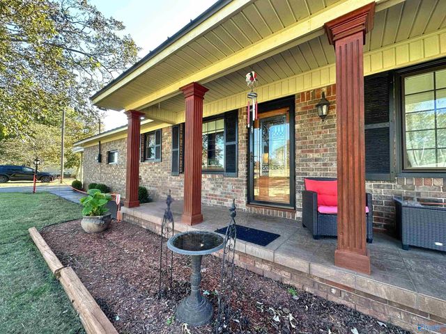 145 Lakewood Drive E, Muscle Shoals, AL 35661