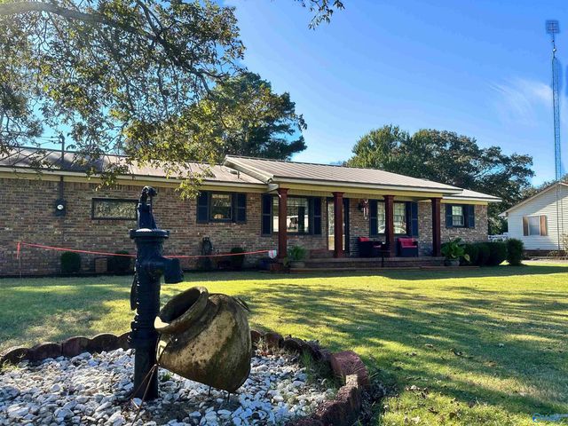 145 Lakewood Drive E, Muscle Shoals, AL 35661