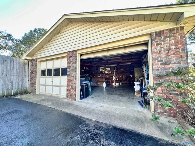 145 Lakewood Drive E, Muscle Shoals, AL 35661