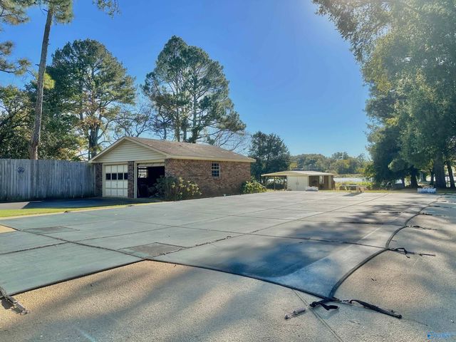 145 Lakewood Drive E, Muscle Shoals, AL 35661