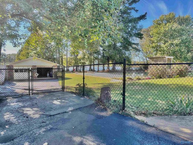 145 Lakewood Drive E, Muscle Shoals, AL 35661