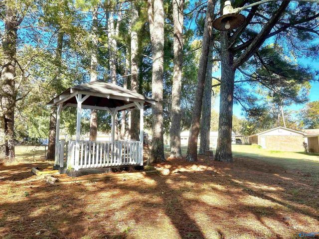145 Lakewood Drive E, Muscle Shoals, AL 35661