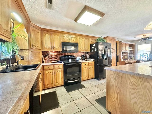 145 Lakewood Drive E, Muscle Shoals, AL 35661