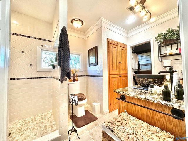 145 Lakewood Drive E, Muscle Shoals, AL 35661