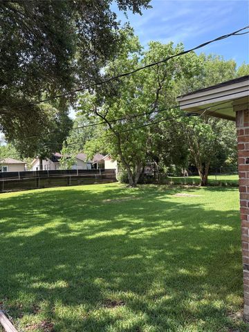 226 E Dumble Street, Alvin, TX 77511